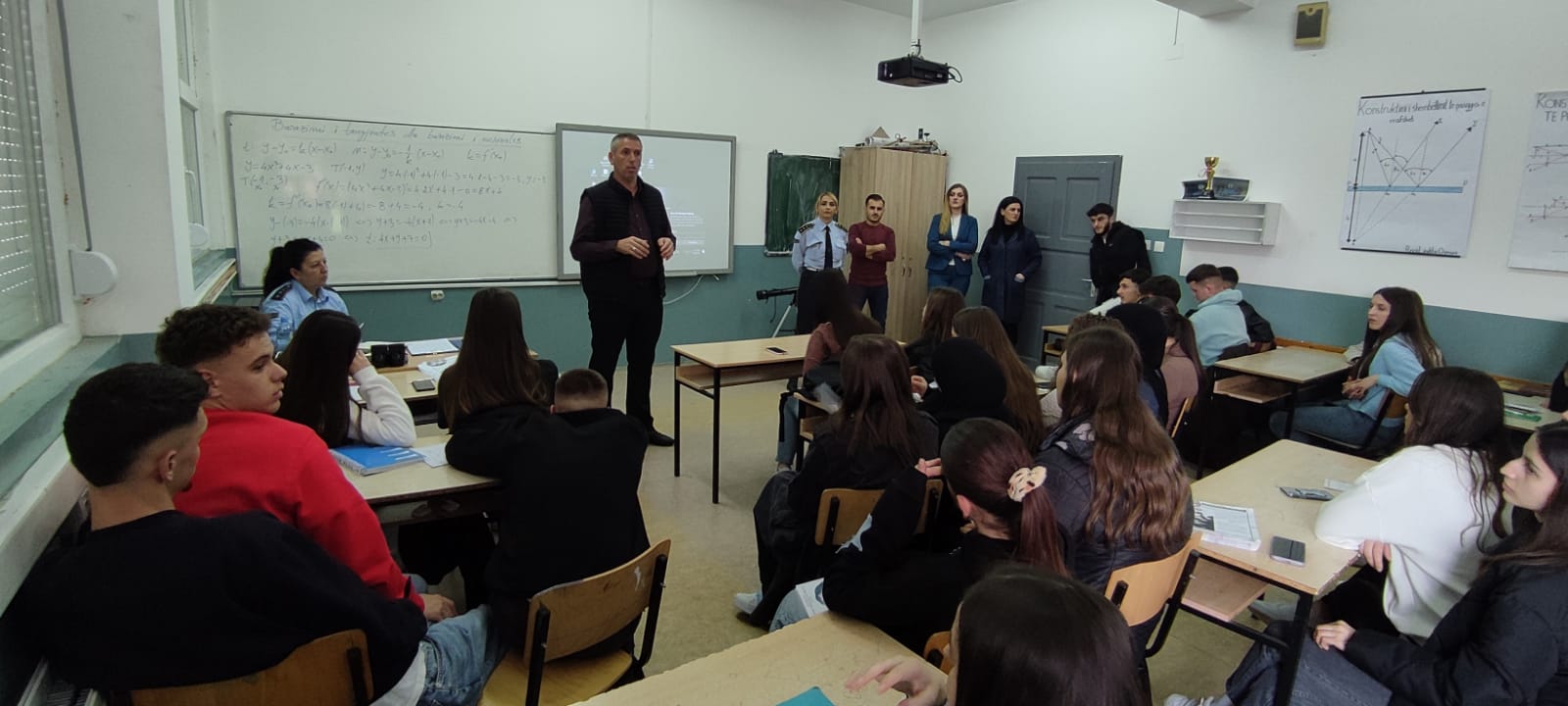 Ligjëratë në lidhje me bullizmin, dhunën verbale e fizike, përgjegjësitë e shoferëve të rinjë Ligjëratë në lidhje me bullizmin, dhunën verbale e fizike, përgjegjësitë e shoferëve të rinjë