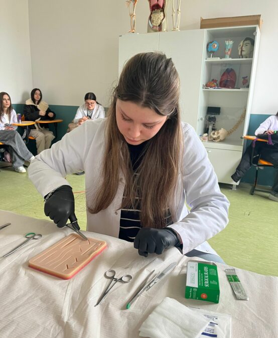 Orë praktike me nxënësit e vitit të II-të Mjekësi: Instrumentet kirurgjike