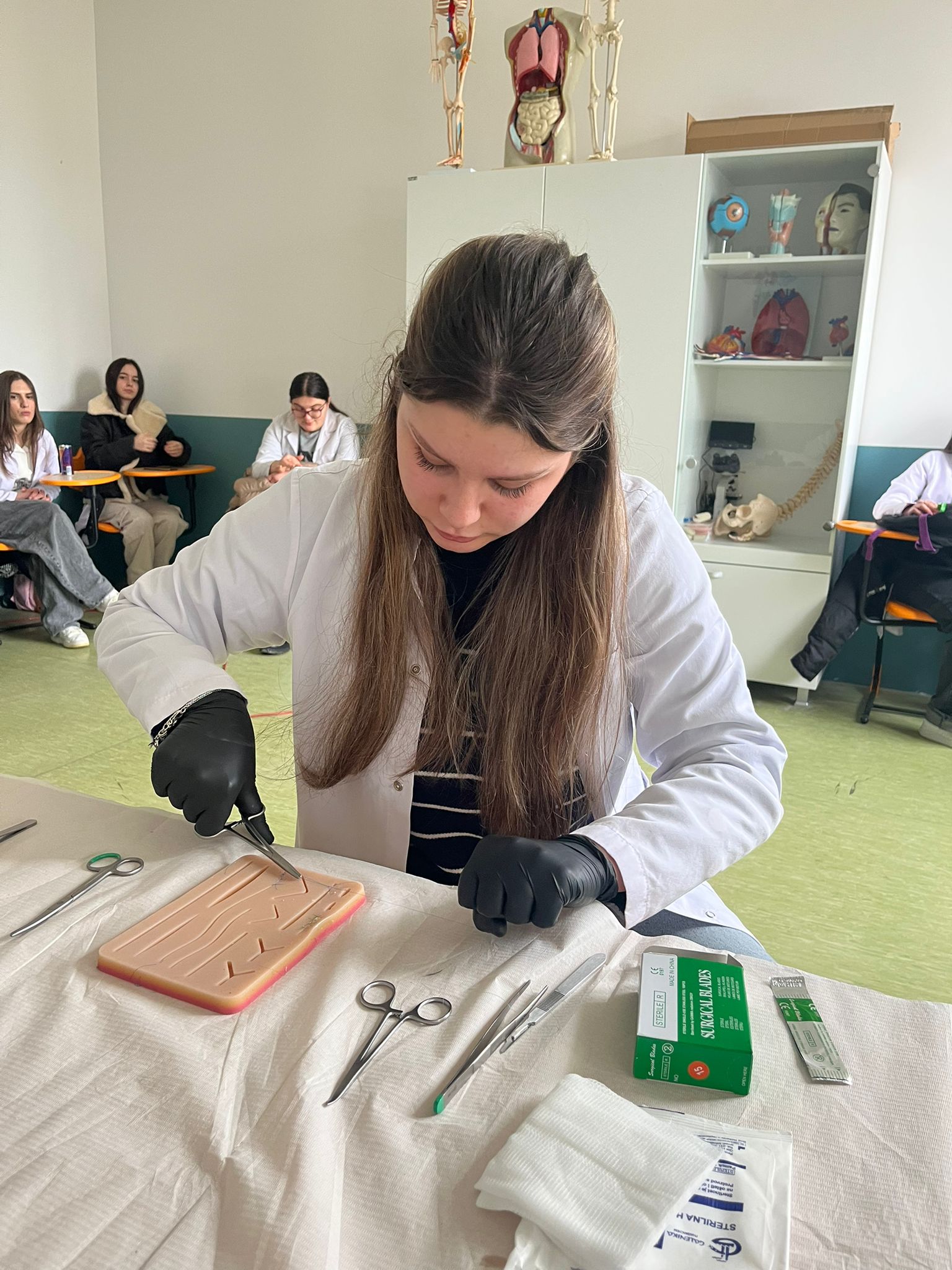 Orë praktike me nxënësit e vitit të II-të Mjekësi: Instrumentet kirurgjike Orë praktike me nxënësit e vitit të II-të Mjekësi: Instrumentet kirurgjike